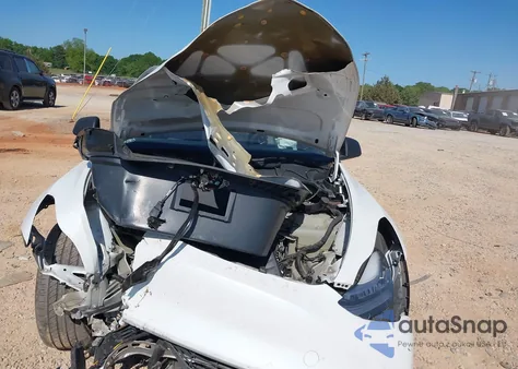 2021 Tesla Model Y Long Range Dual Motor All-Wheel Drive z USA, uszkodzony, nr VIN 5YJYGDEE0MF204377